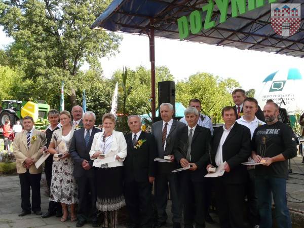 : Pamiątkowe zdjęcie producentów i rolników z powiatu myszkowskiego wraz z władzami.